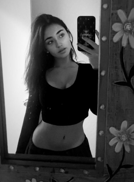 Sofia Bonjardim sexy star photos