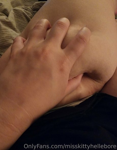 misskittyhellebore xxx model gallery