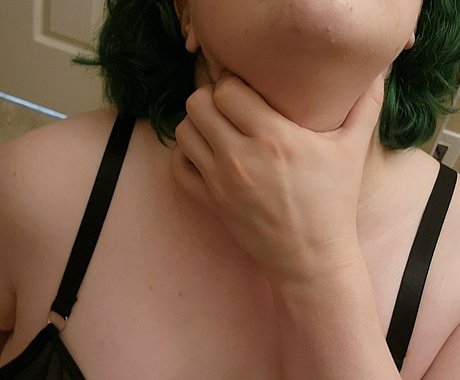 misskittyhellebore top actress img