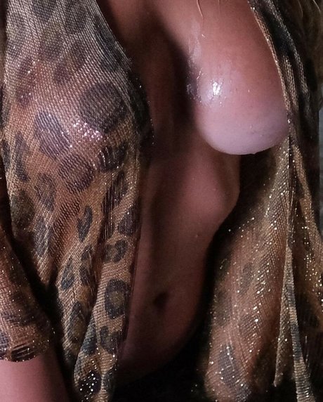 blonde babe onlyfans top pics