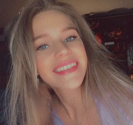 Alyssa Bryanne art star photos