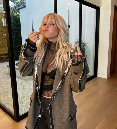 Renee Rapp star nudes pics