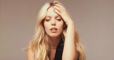 Renee Rapp model hot photos