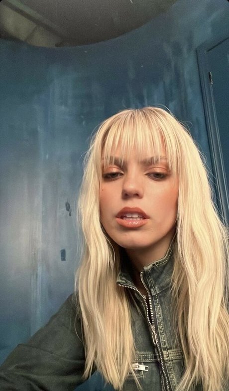 Renee Rapp erotic model image