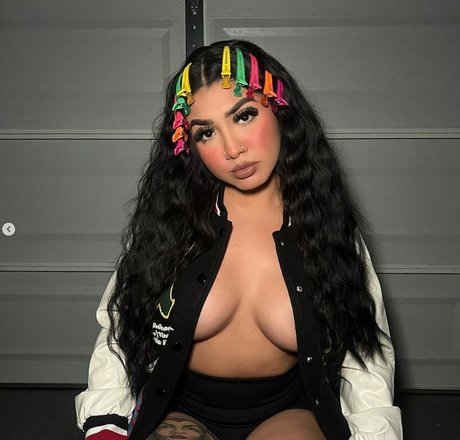 Zslaay model top pictures