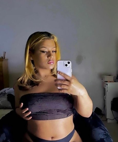 Holly Hennessy pretty star img