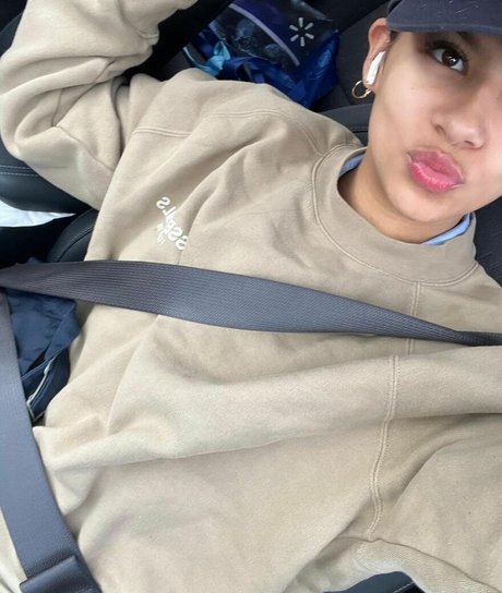 Holly Hennessy beautiful model image