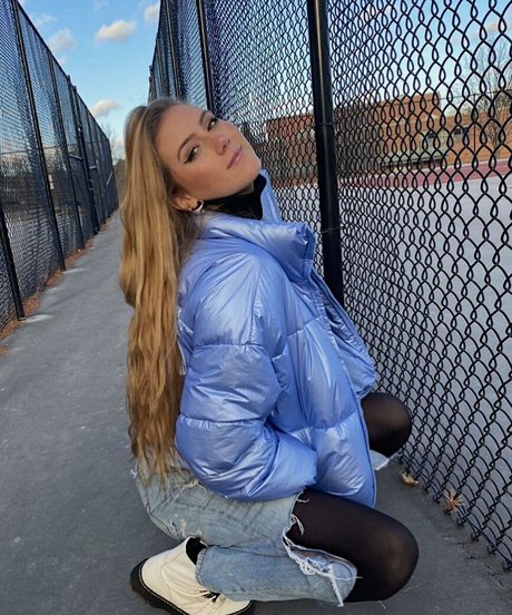 Lindsay Farland model hot photo