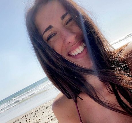 Emily Varadian top model photo