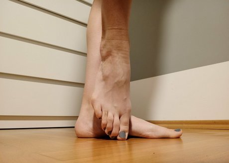 tallgirlwithfeets model hd image