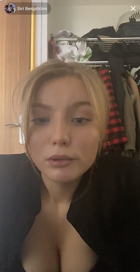 Siri54 nude model galleries