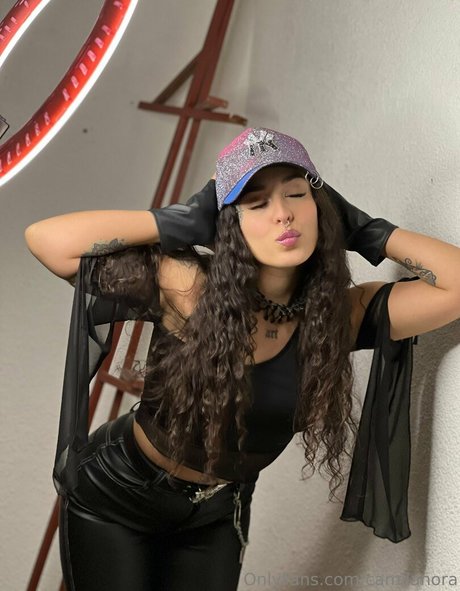 camilanora naked model img