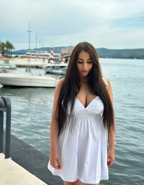 mia vixen free top model pictures