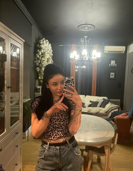 little mollyy naked model photos