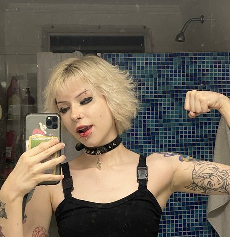 Luh Setra sexy star image