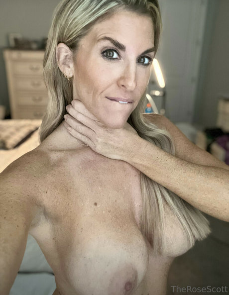 Rosescottvip model nude img