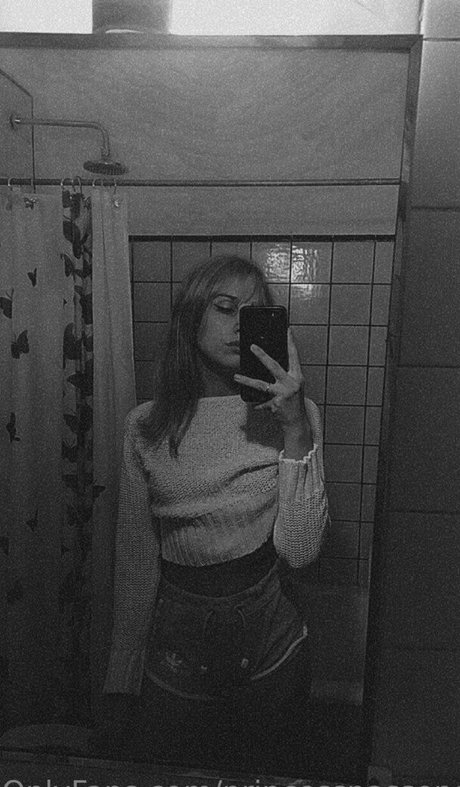 princesspassengerr naked model photo