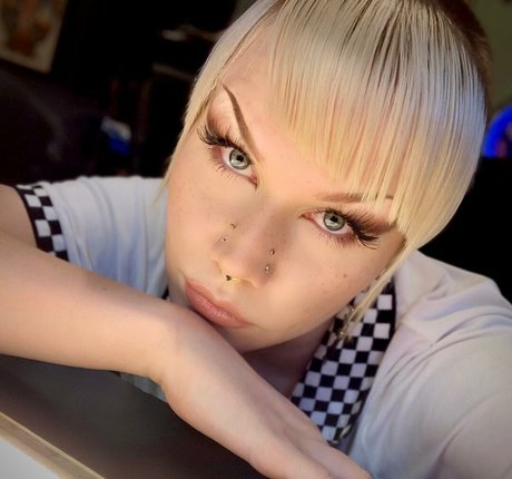 Danni Kancho beautiful model img