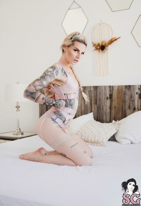 mandeelou pornographic model image