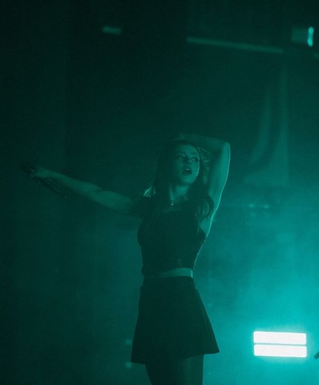 Chrissy Costanza hot actress images