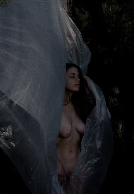 Kate Wonder naked model pic