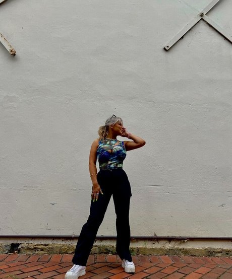 Becca M exclusive model pic