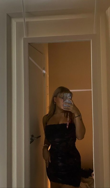 Becca M model naked photos