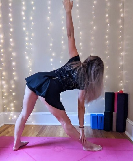 Hot Yoga Babe pornstar sexy gallery