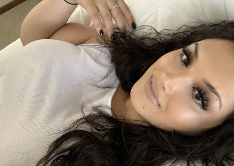 Mia Lombardi sexy actress img