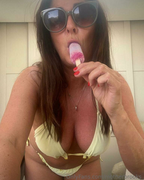 Motherbrooks naked model pic