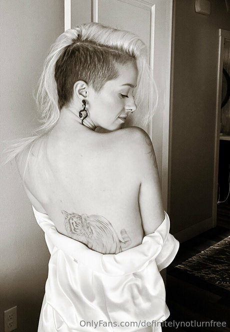 definitelynotlurn model sexy photo