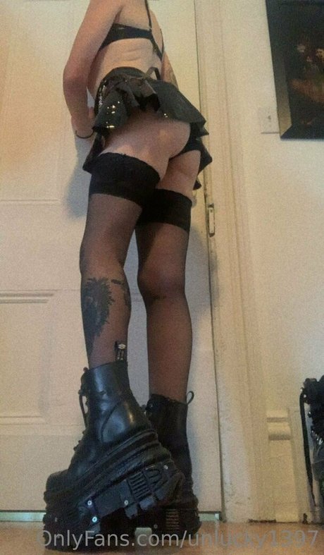 unlucky1397 pornographic model pic