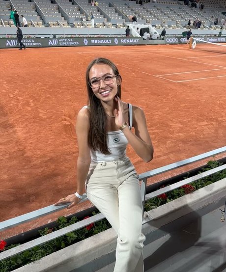 Emily Oberg hd actress gallery