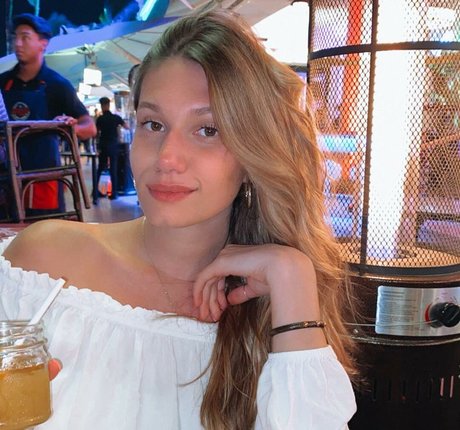 Sierra Bate hot actress photos