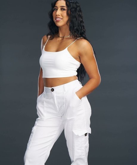 Indi Hartwell star top pics