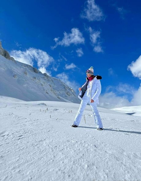 skinny blonde milf onlyfans pornographic picture