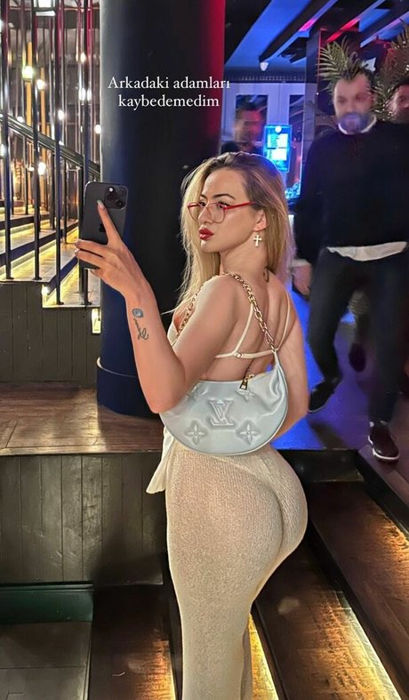 blonde babe onlyfans nude image