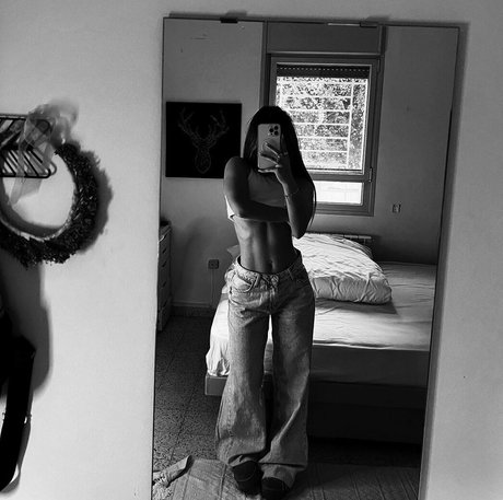 Aluma Dahuki model free pic