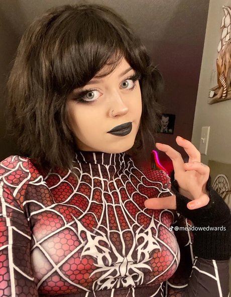 Meadow Edwards naked model pic