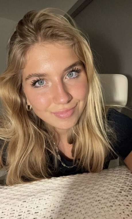 Aniela Leon model naked img