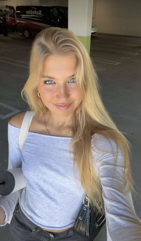 Aniela Leon star perfect pic