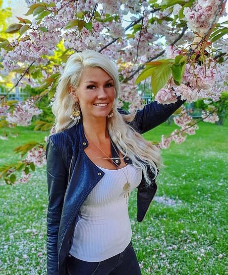 _miss manja_ naked pornstar img