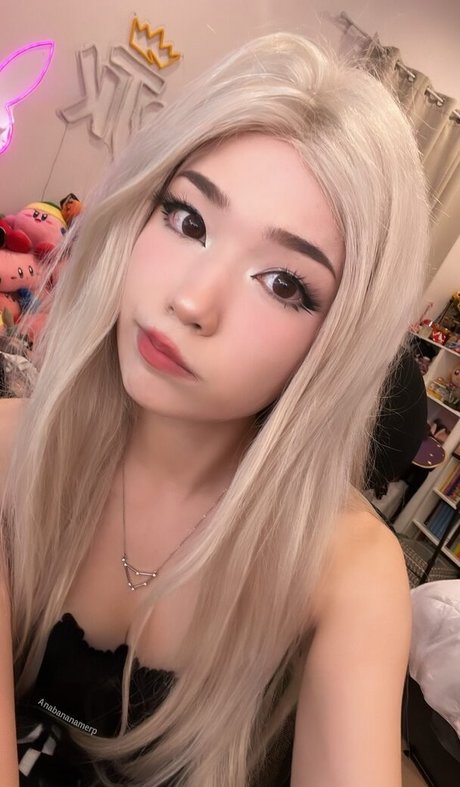 Emiru nude model img