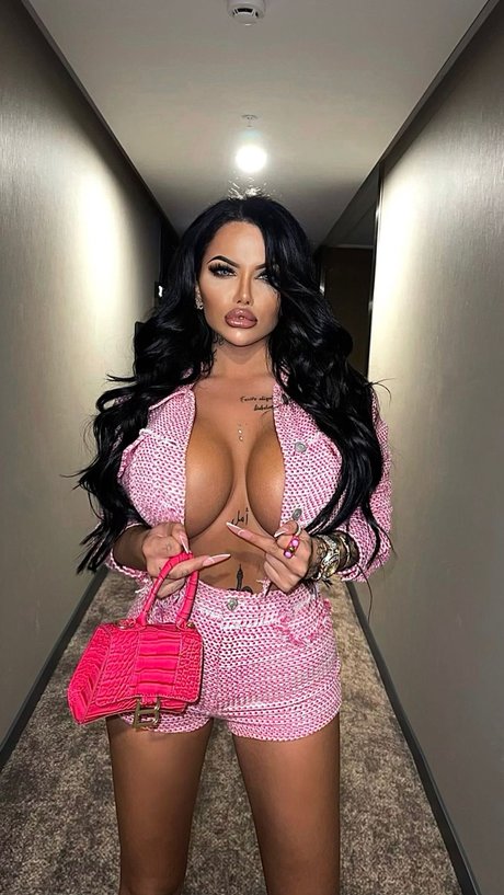 Enise Sude star beautiful image