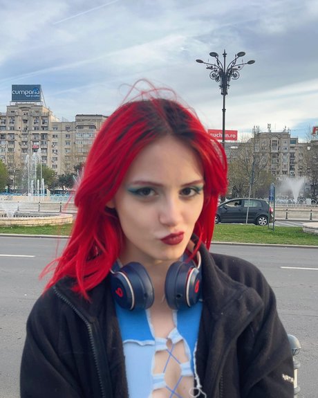 Doga Lamper_ erotic model img