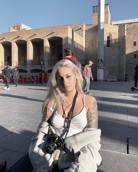 Pinustri naked model pic