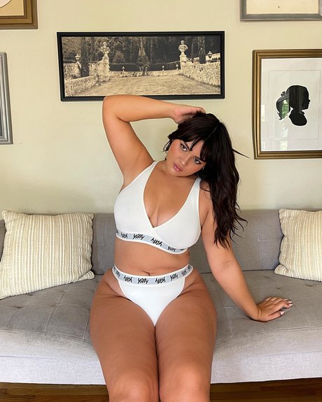 Bellaagolden pretty actress photo