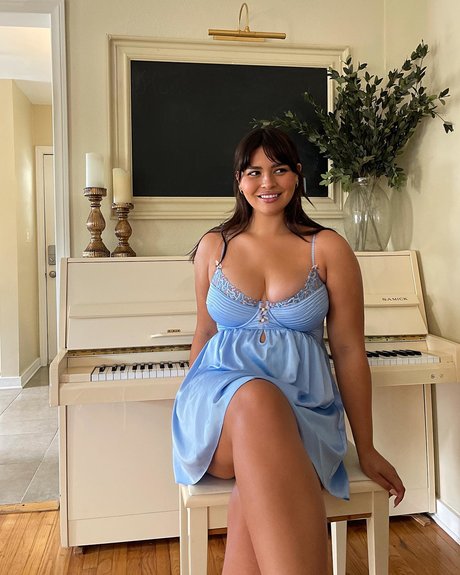 Bellaagolden model art pic