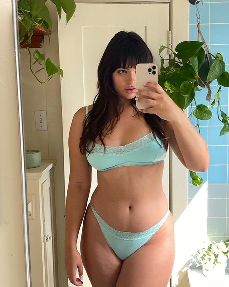 Bellaagolden model art pics