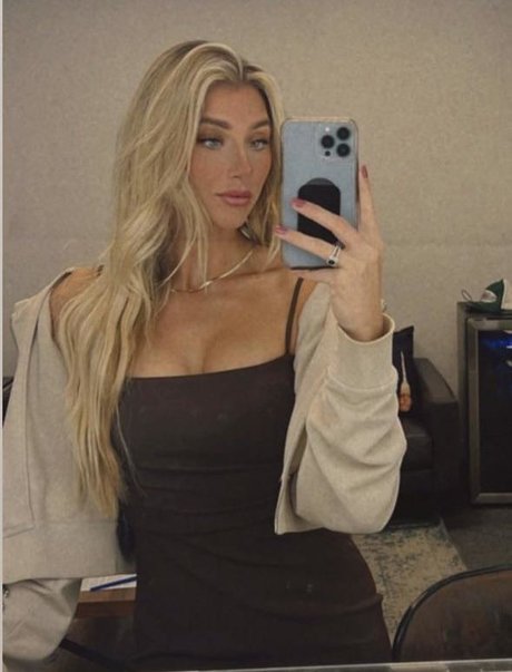 Hannah Cook beautiful star pic